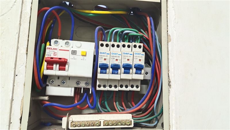 水暖工電工透下水砸墻 