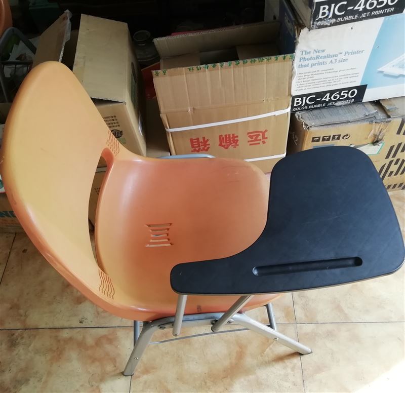賣椅子，楊琴